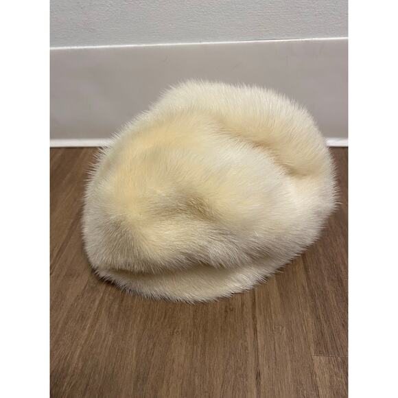 Elegant Cream Fur Women\'s Hat